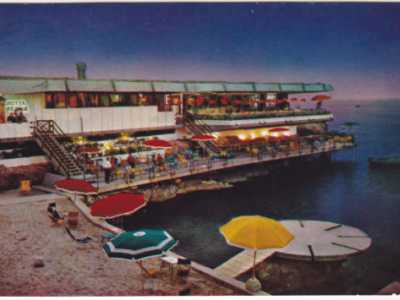 L'ex locale Grotta Regina di Torre a Mare in una cartolina del 1972. �Era un vero e proprio gioiello: qui si sono anche esibiti Ornella Vanoni, Fred Bongusto e addirittura Barry White�, evidenzia Lorenzo De Marco, l'ultimo gestore del ristorante